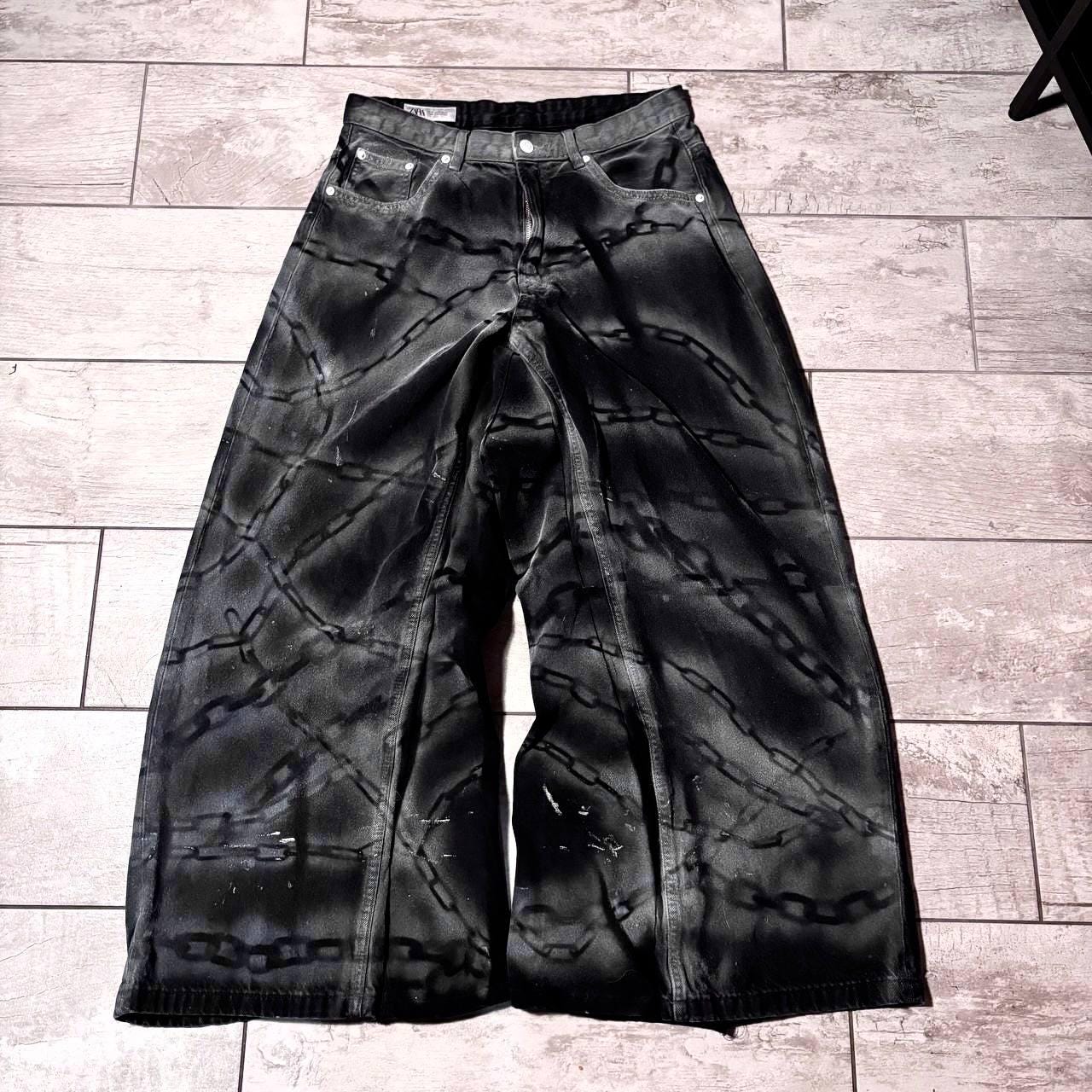 Ręcznie robione czarne, luźne jeansy punkowe: gotycka odzież uliczna z lat 2000 z łańcuchami