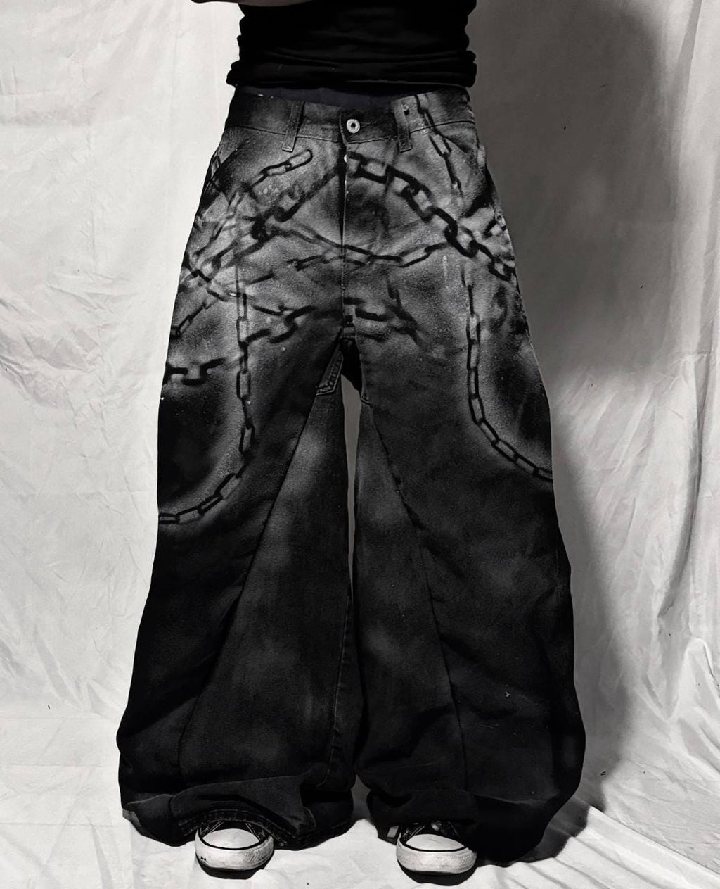 Ręcznie robione dżinsy gotyckie z szerokimi nogawkami: łańcuszki i spraye, spodnie punkowe z recyklingu