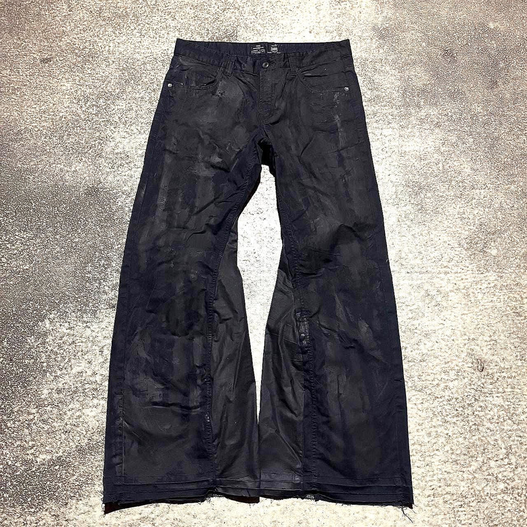 Ręcznie robione, czarne, malowane, rozszerzane jeansy: spodnie gotyckie w stylu grunge z 2000 r.