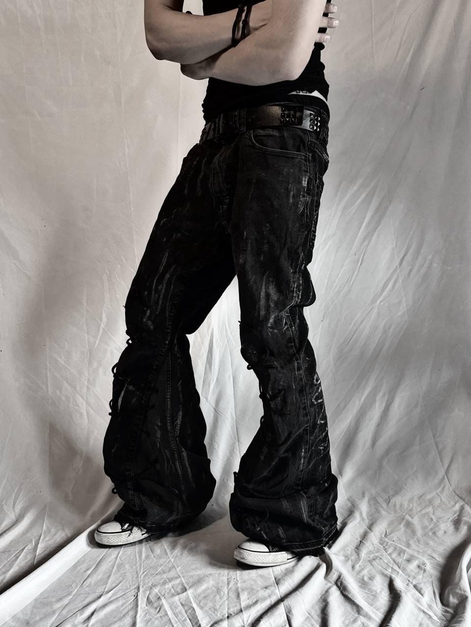 Czarne, rozszerzane jeansy – ręcznie robione, szerokie nogawki, postarzane, gotyckie, grunge'owe spodnie w stylu Y2K