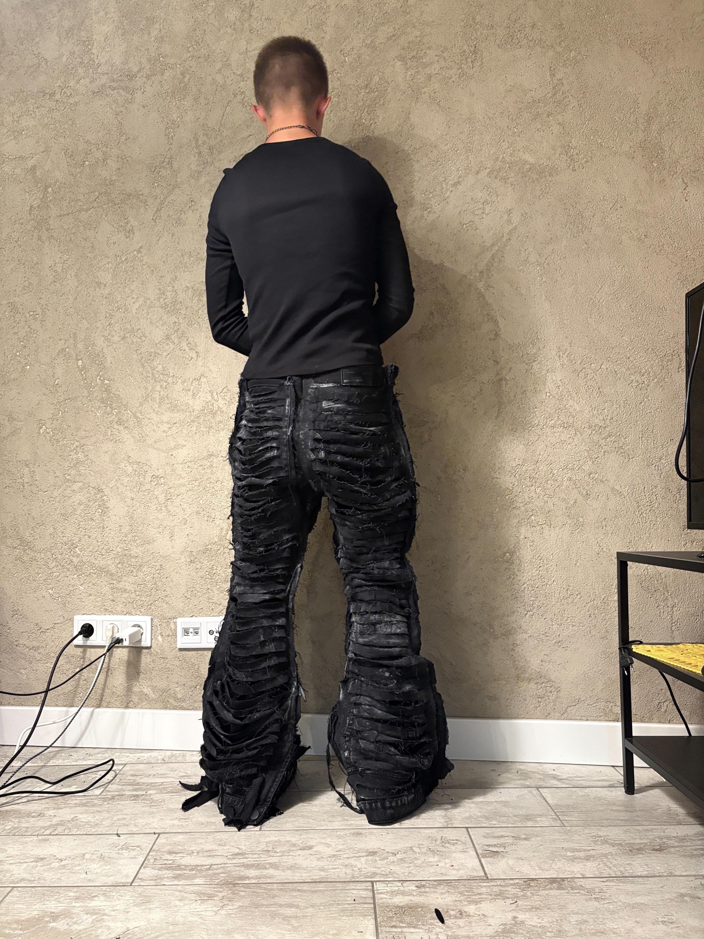 Ręcznie robione, postarzane, czarne, luźne jeansy – pełne rozdarcia na dole, punkowe, grunge'owe, streetwearowe spodnie