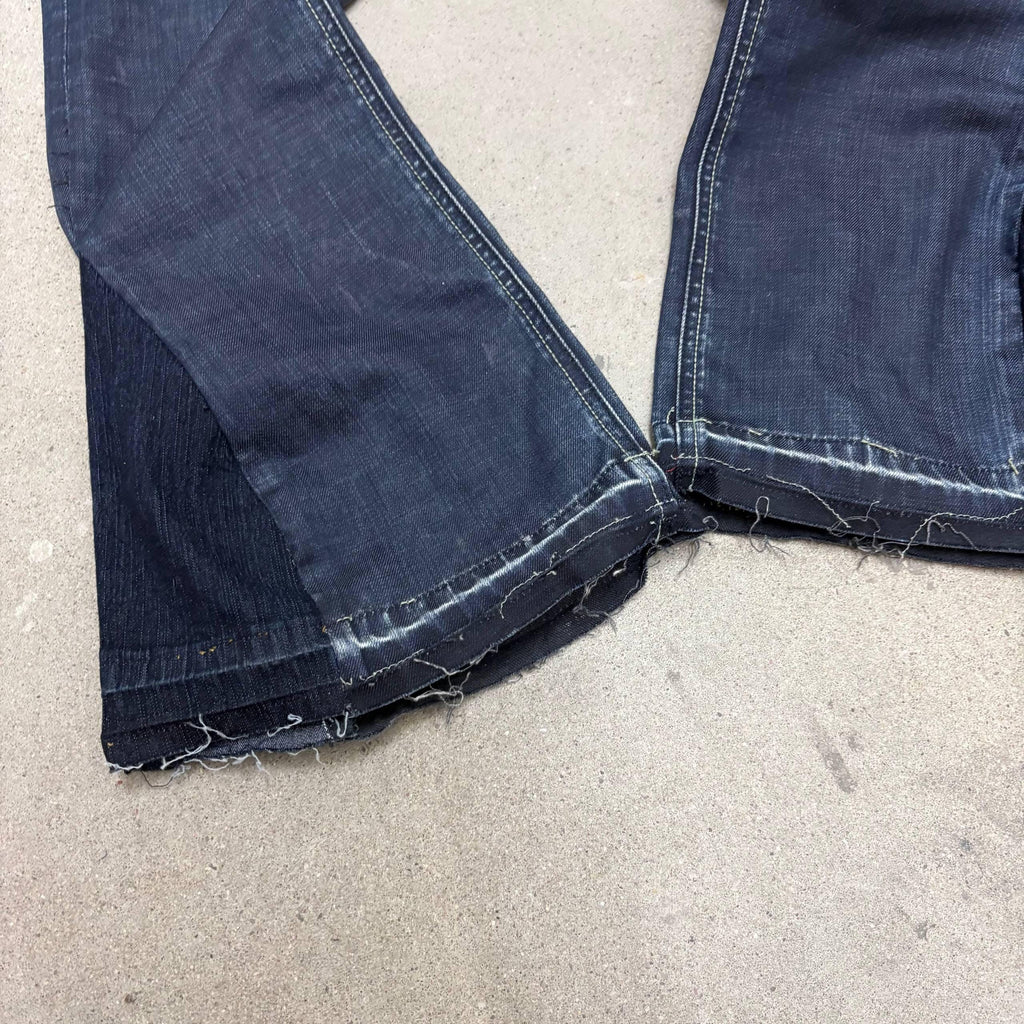 Ciemnoniebieskie spodnie z szerokimi nogawkami Custom: ręcznie robiony denim w stylu grunge