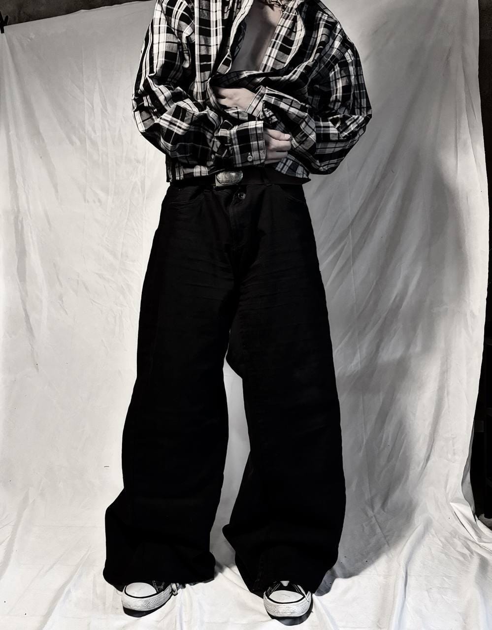 Ręcznie robione czarne rozszerzane jeansy typu baggy: odzież uliczna w stylu gotyckim i punkowym z epoki Y2K