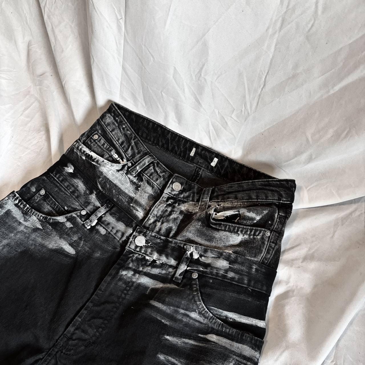 Malowane ręcznie, zniszczone dżinsy z szerokimi nogawkami: przetworzony denim w stylu punk gotyckim