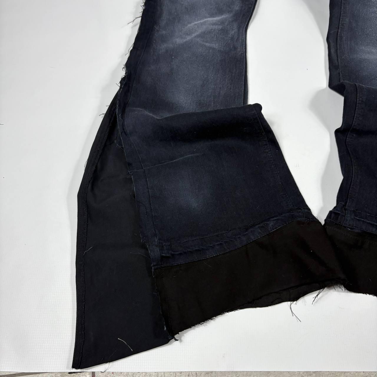 Ręcznie robione czarne rozszerzane jeansy – przetworzone spodnie gotyckie w stylu grunge z roku 2000