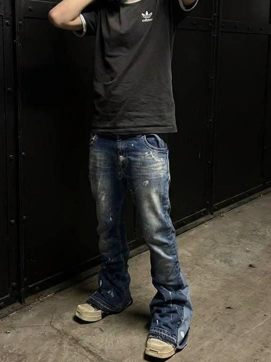 Jasnoniebieskie, spersonalizowane spodnie z szerokimi nogawkami: ręcznie robiony denim w stylu grunge