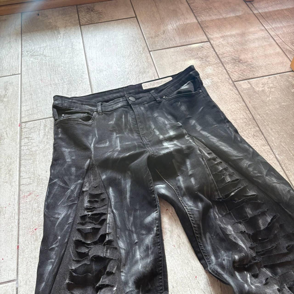 Ręcznie robione, czarne, rozkloszowane jeansy z szerokimi nogawkami w stylu gotyckim, punkowym i grunge'owym