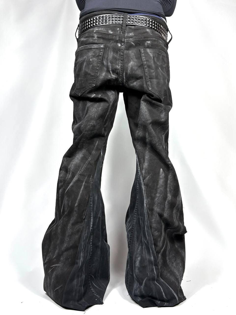 Ręcznie robione czarne woskowane rozszerzane jeansy: Streetwear w stylu grunge z epoki Y2K