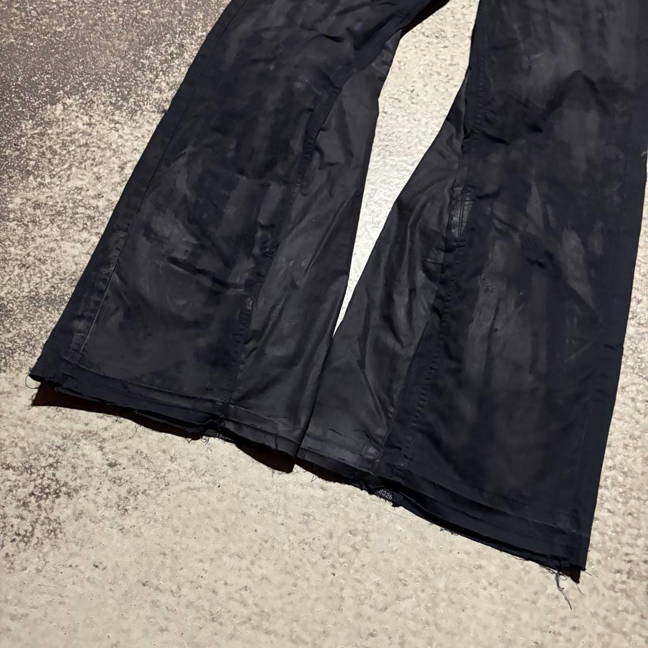 Czarne, ręcznie malowane, rozszerzane dżinsy: spodnie gotyckie w stylu grunge z 2000 r.