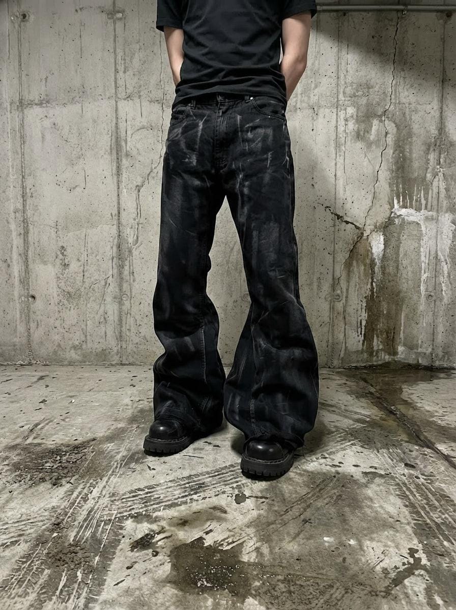 Czarne, woskowane, dzwony, ręcznie robione: Y2K Grunge Streetwear