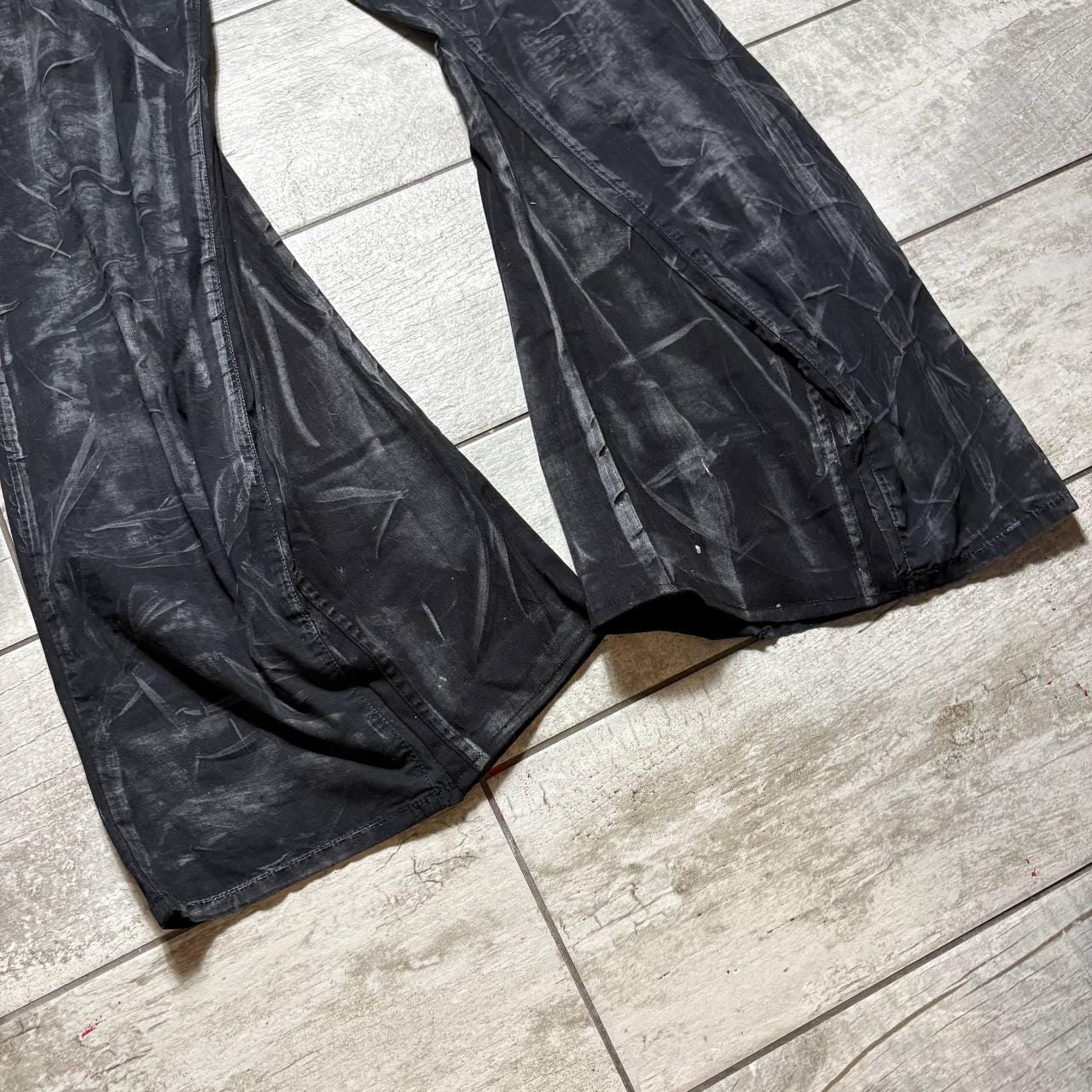 Czarne, woskowane, rozszerzane, ręcznie robione jeansy: Y2K Goth Punk Alt Streetwear