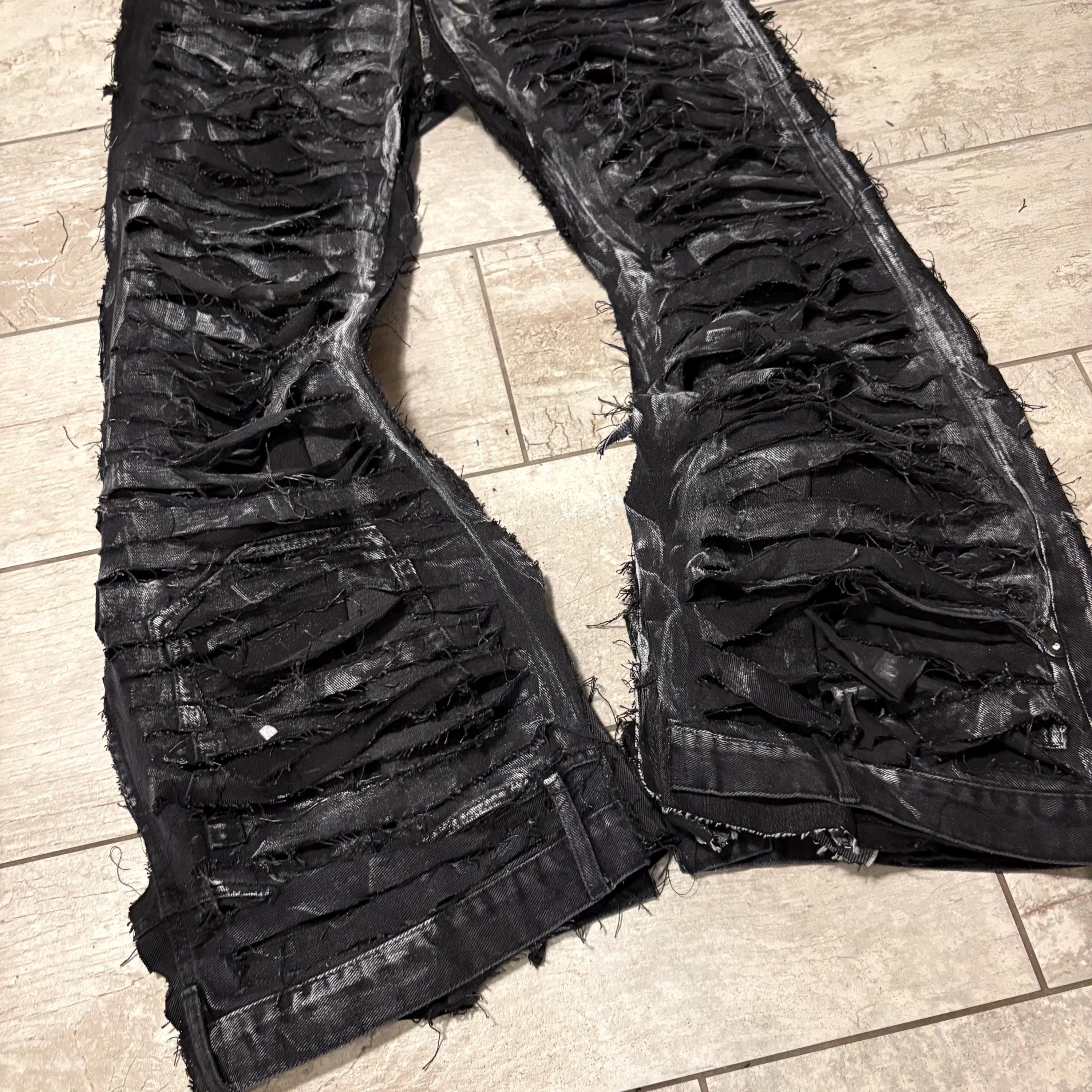 Ręcznie robione, postarzane, czarne, luźne jeansy – pełne rozdarcia na dole, punkowe, grunge'owe, streetwearowe spodnie