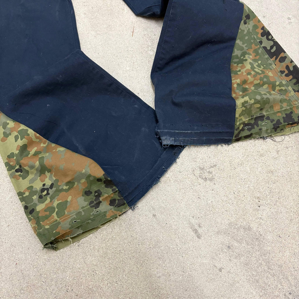 Czarne, rozkloszowane jeansy w kamuflażu, ręcznie robione: Y2K Grunge Streetwear