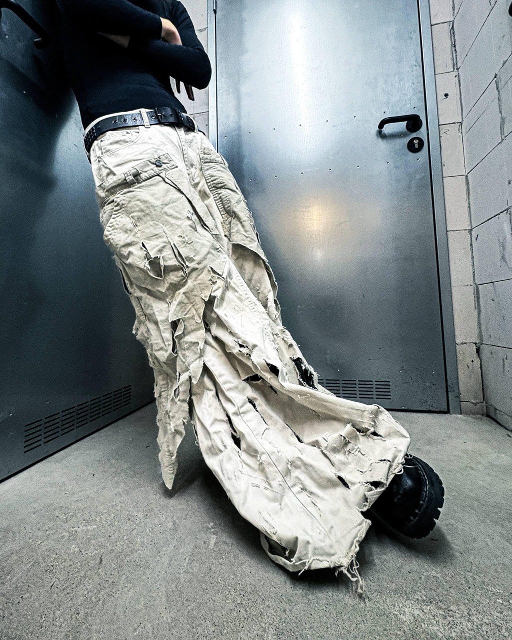 Zniszczone białe dżinsy z szerokimi nogawkami: gotycki, grunge'owy streetwear w stylu Y2K