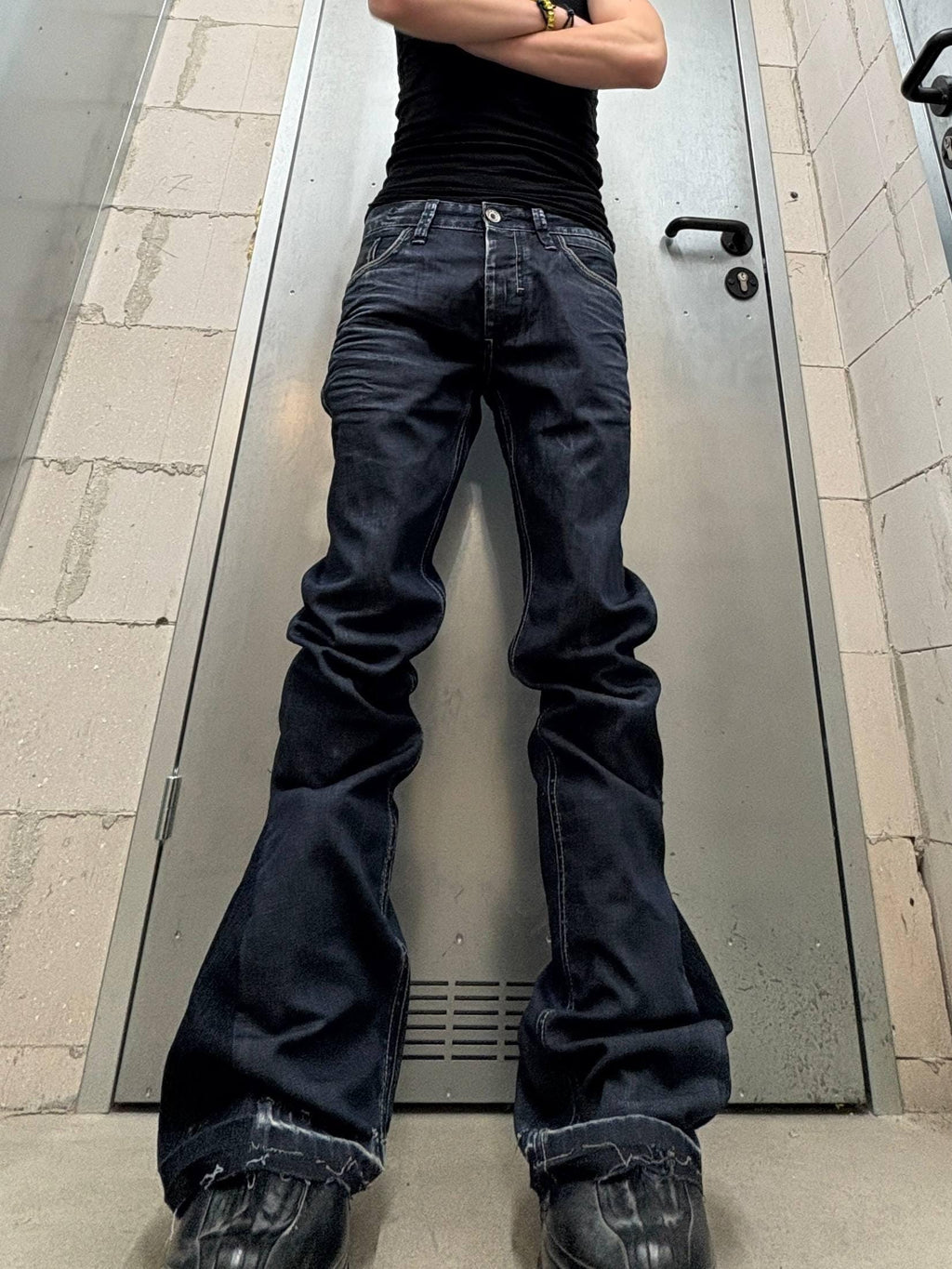 Ciemnoniebieskie spodnie z szerokimi nogawkami Custom: ręcznie robiony denim w stylu grunge