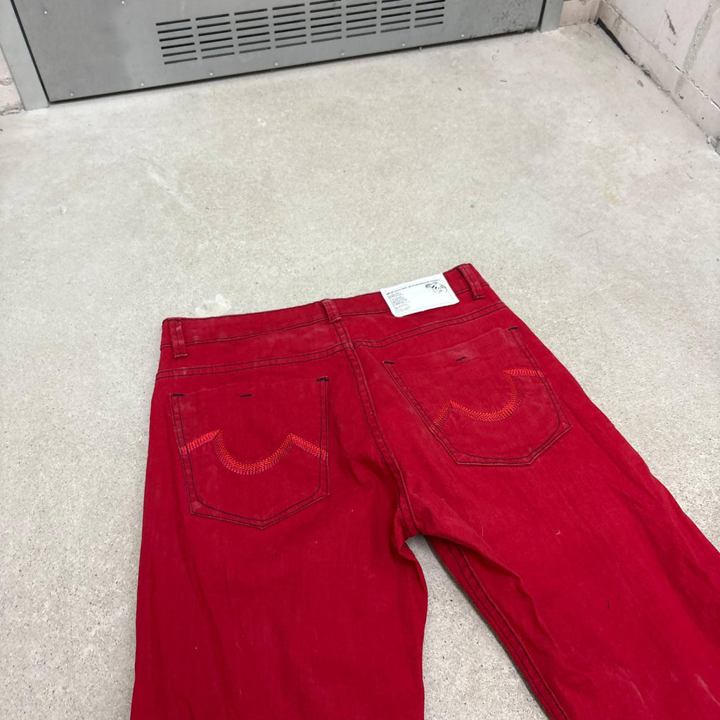 czerwone jeansy z rozszerzanymi nogawkami – ręcznie robione spodnie streetwearowe w stylu grunge z rocznika 2000