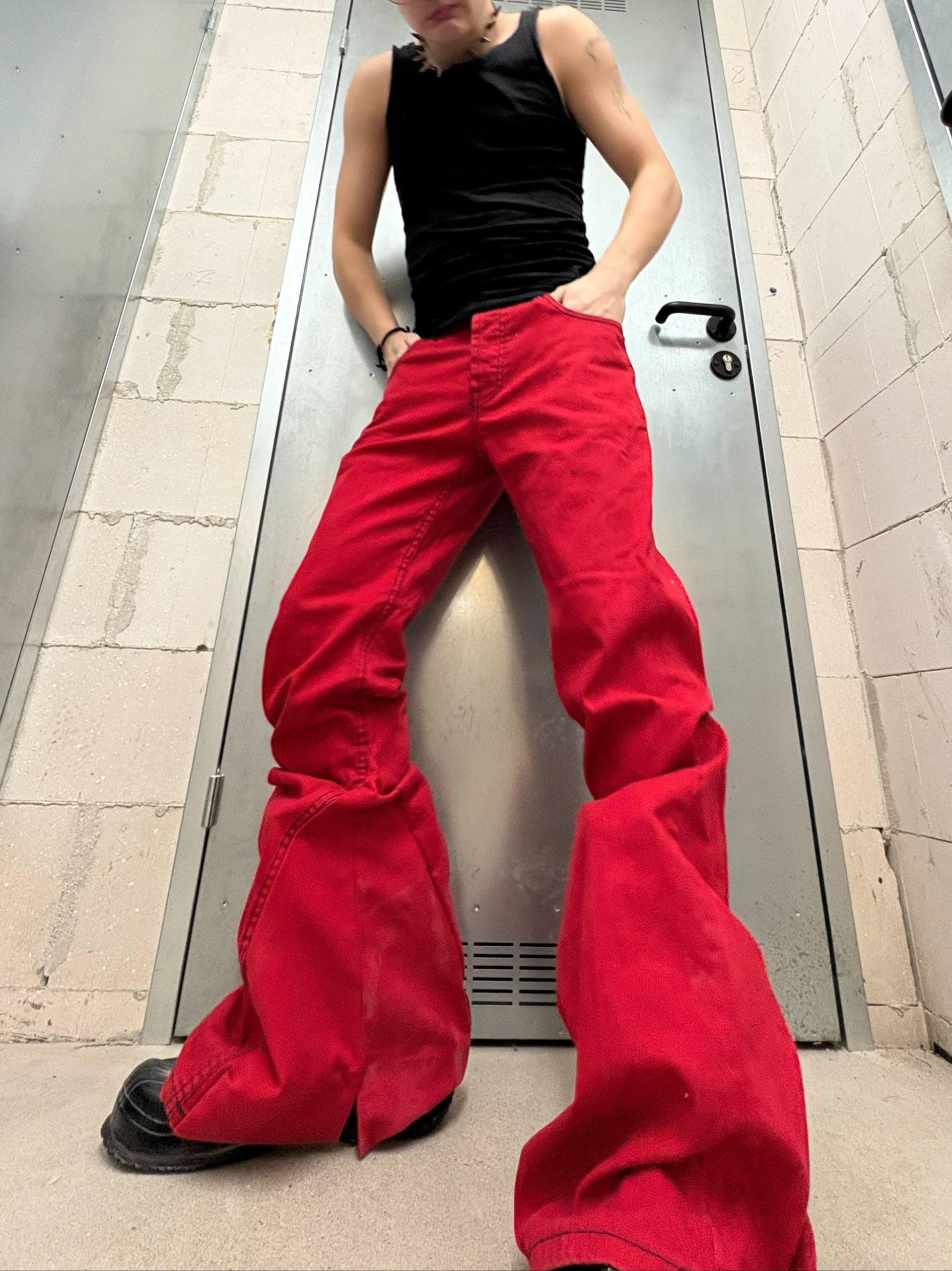 czerwone jeansy z rozszerzanymi nogawkami – ręcznie robione spodnie streetwearowe w stylu grunge z rocznika 2000