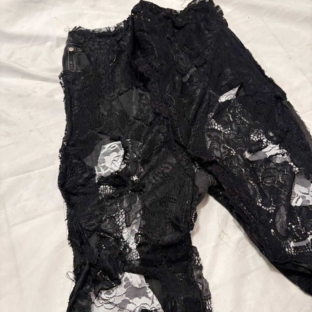 Ręcznie robione, postarzane, czarne, luźne jeansy – pełne rozdarcia na dole, punkowe, grunge'owe, streetwearowe spodnie