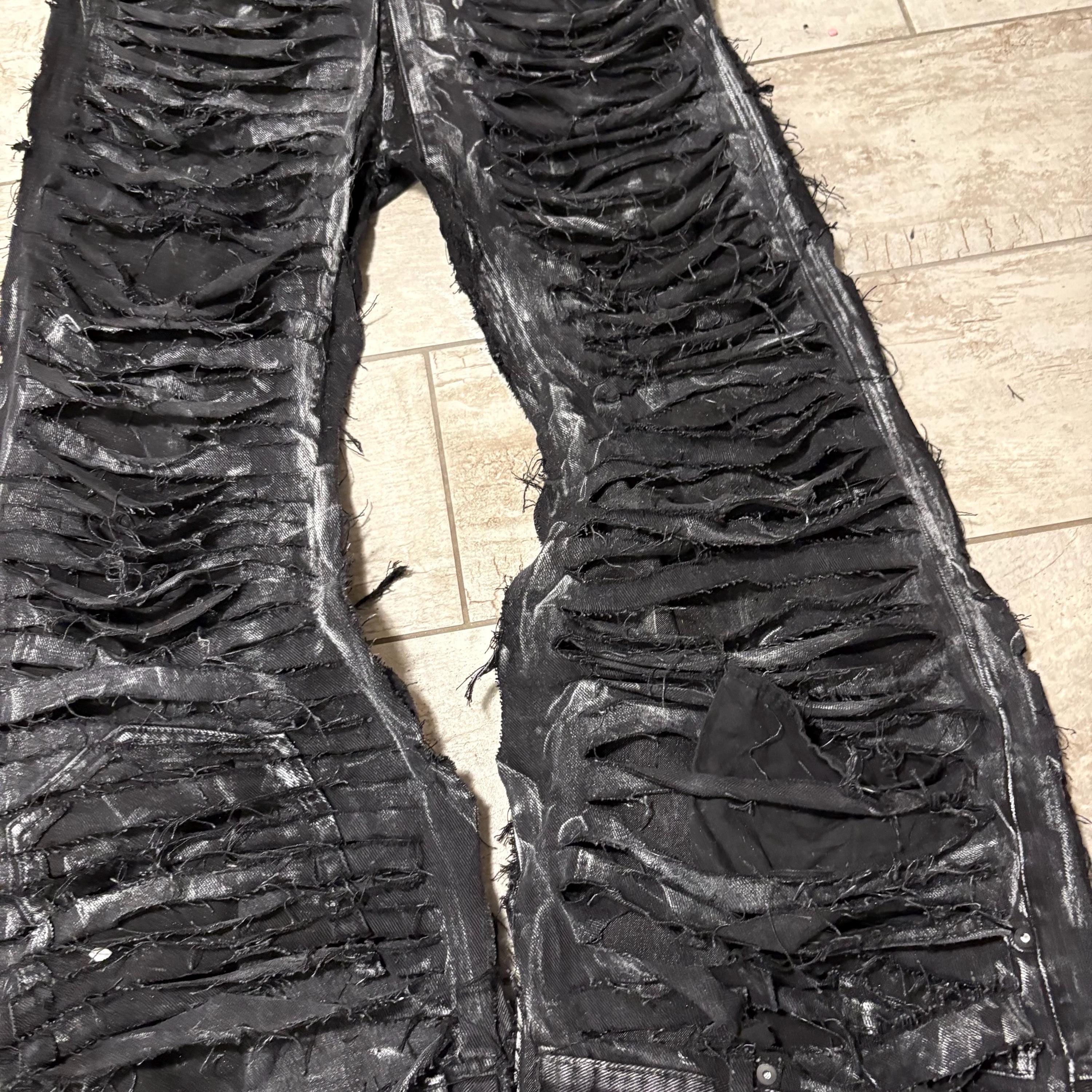 Ręcznie robione, postarzane, czarne, luźne jeansy – pełne rozdarcia na dole, punkowe, grunge'owe, streetwearowe spodnie