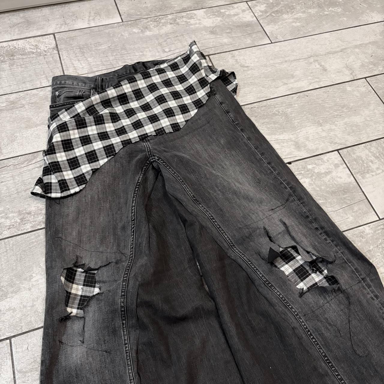 Ręcznie robione czarne dżinsy typu baggy z łatką w kratę: punk gotycki grunge z roku 2000