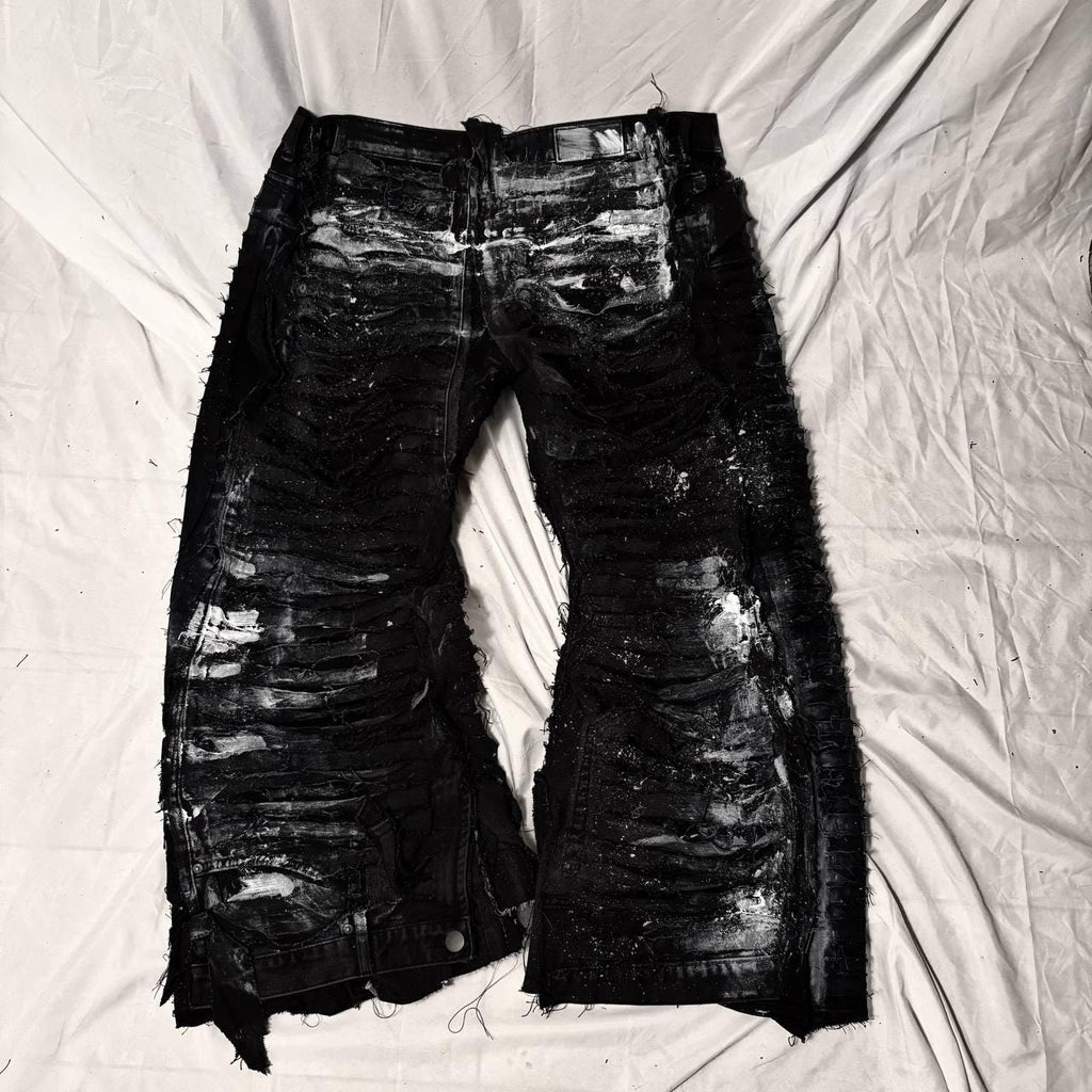 Ręcznie robione, ekstremalnie zniszczone, szerokie dżinsy – spodnie w stylu awangardowym, punkowym, gotyckim i grunge'owym