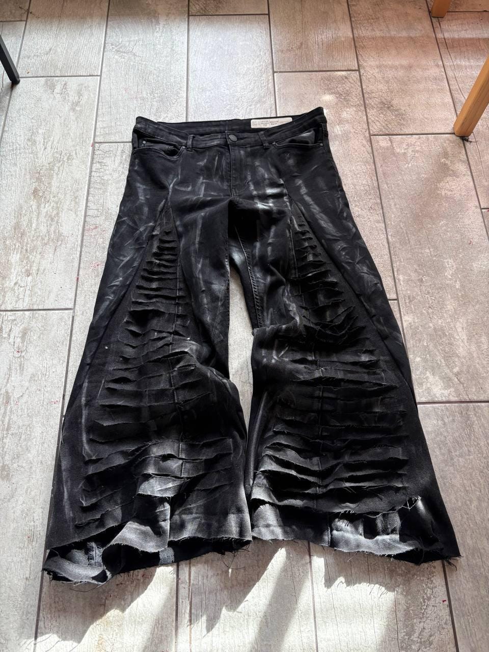 Ręcznie robione, czarne, rozkloszowane jeansy z szerokimi nogawkami w stylu gotyckim, punkowym i grunge'owym