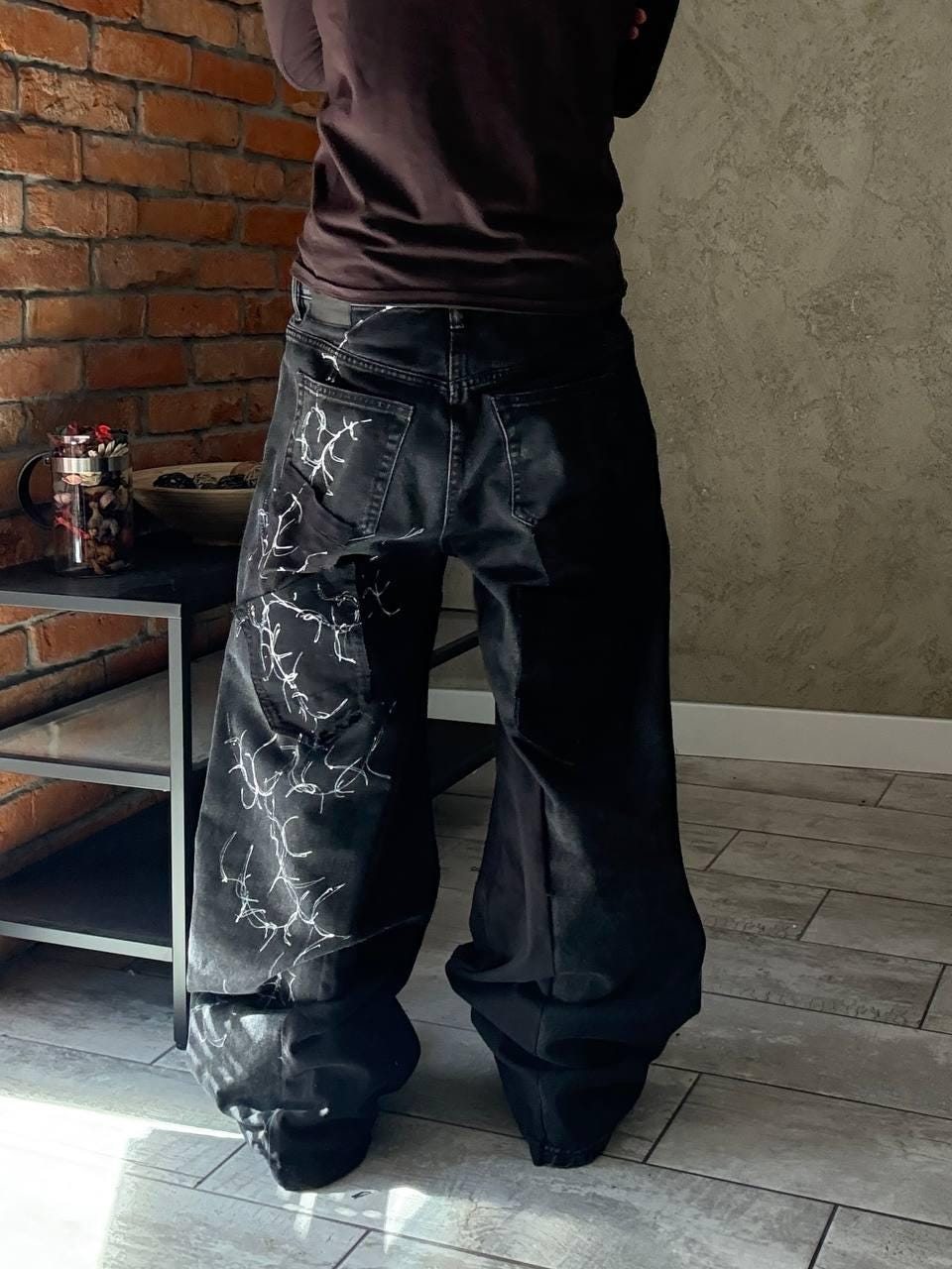 Ręcznie robione czarne, luźne jeansy: odzież uliczna w stylu gotyckim i punkowym Y2K