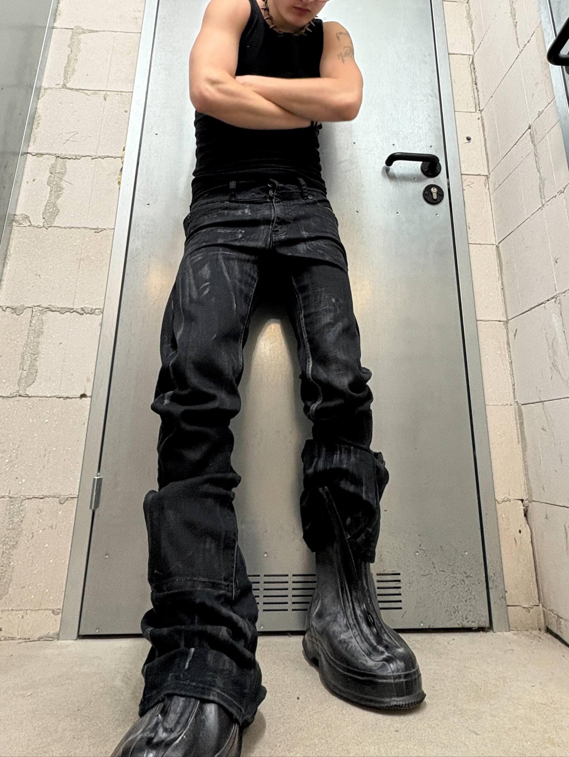 Czarne, woskowane, dzwony, ręcznie robione: Y2K Grunge Streetwear