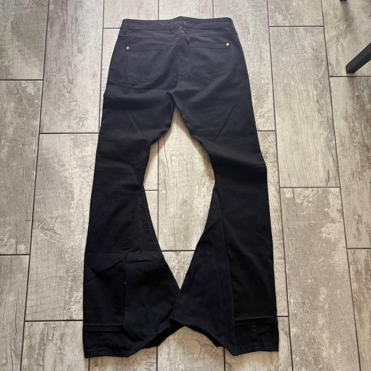 Ręcznie robione czarne rozszerzane jeansy typu baggy: odzież uliczna w stylu gotyckim i punkowym z epoki Y2K