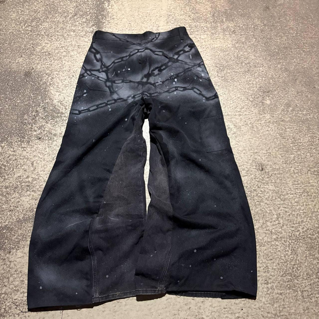 Ręcznie robione dżinsy gotyckie z szerokimi nogawkami: łańcuszki i spraye, spodnie punkowe z recyklingu