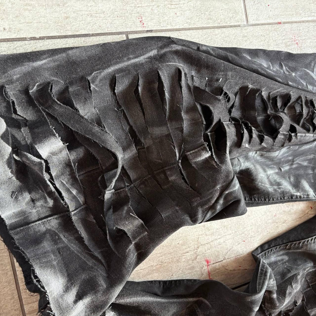 Ręcznie robione, czarne, rozkloszowane jeansy z szerokimi nogawkami w stylu gotyckim, punkowym i grunge'owym