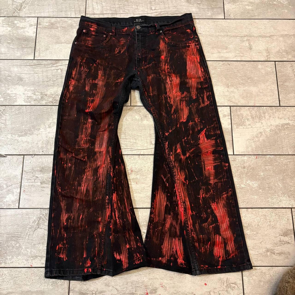 Ręcznie robione, czerwone i czarne, malowane, rozszerzane jeansy – spodnie gotyckie w stylu grunge Y2K