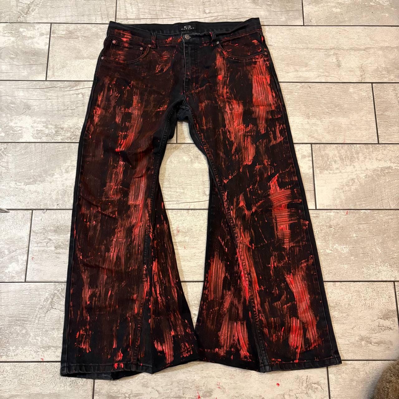 Ręcznie robione, czerwone i czarne, malowane, rozszerzane jeansy – spodnie gotyckie w stylu grunge Y2K
