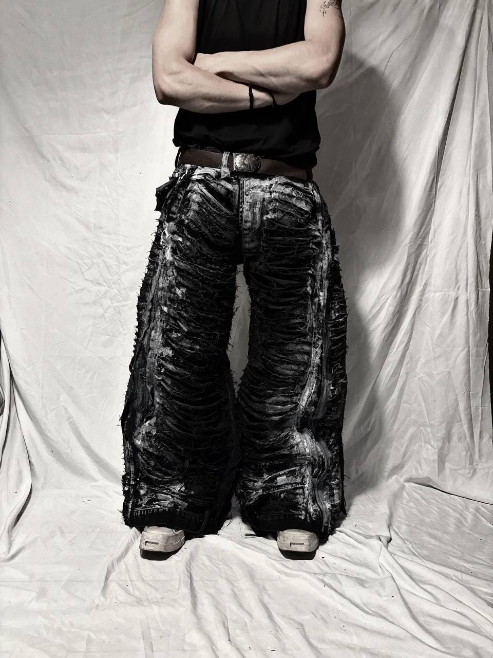 Ręcznie robione, ekstremalnie zniszczone, szerokie dżinsy – spodnie w stylu awangardowym, punkowym, gotyckim i grunge'owym