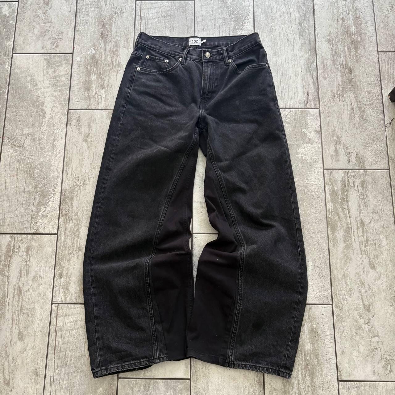 Ręcznie robione czarne, luźne jeansy: odzież uliczna w stylu gotyckim i punkowym Y2K