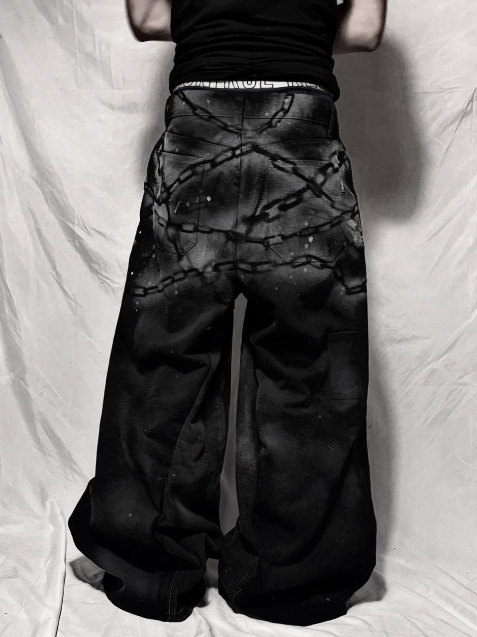 Ręcznie robione dżinsy gotyckie z szerokimi nogawkami: łańcuszki i spraye, spodnie punkowe z recyklingu
