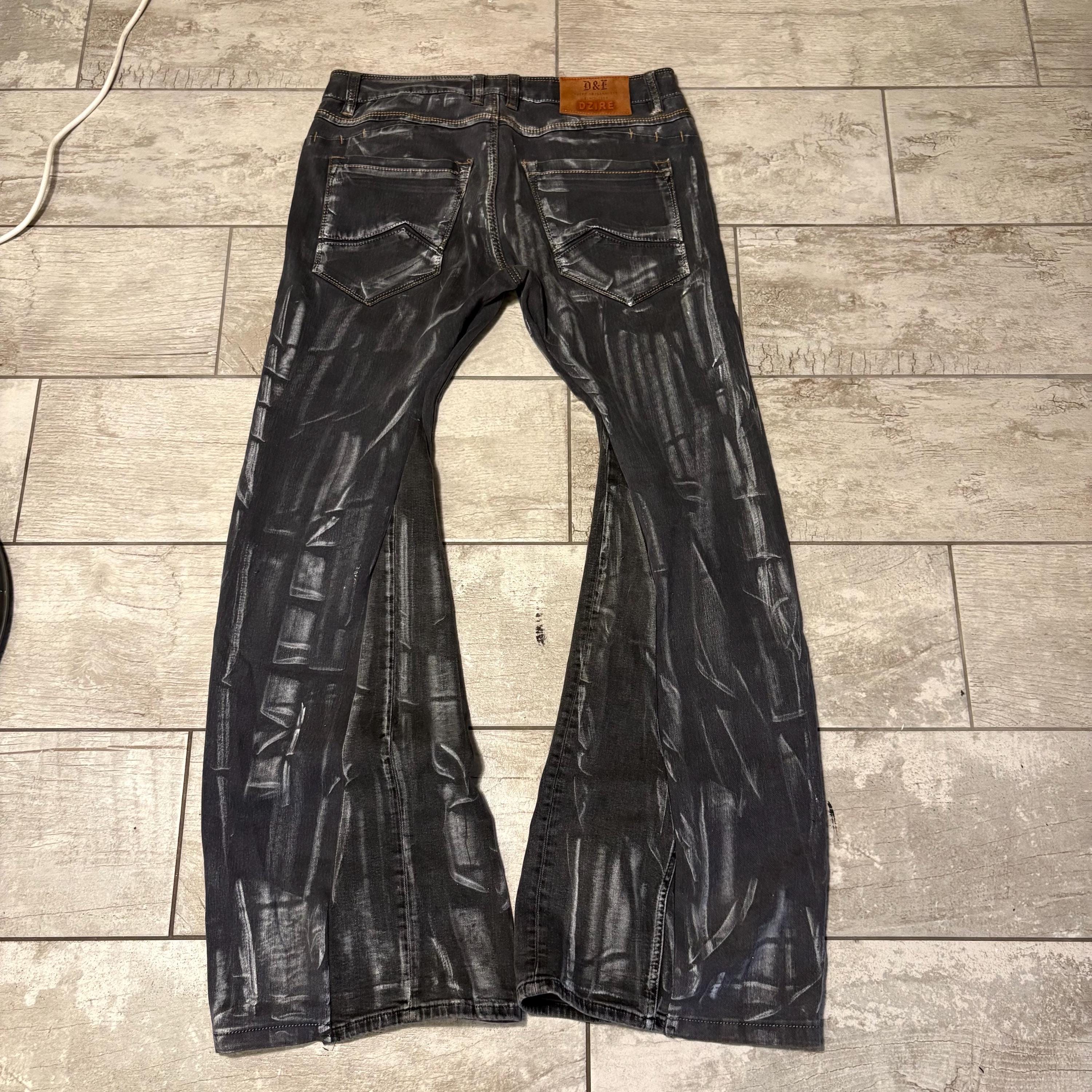 Woskowane czarne jeansy z szerokimi nogawkami: ręcznie robiona odzież uliczna w stylu gotyckim i punkowym