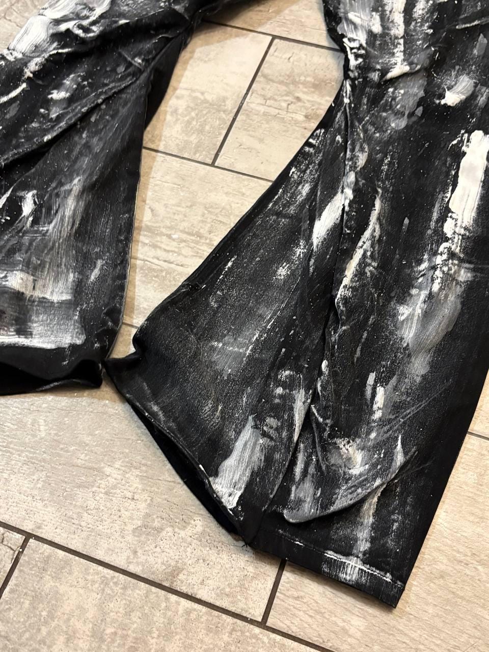 Malowane ręcznie czarne jeansy z szerokimi nogawkami – spodnie baggy streetwear w stylu grunge punk goth