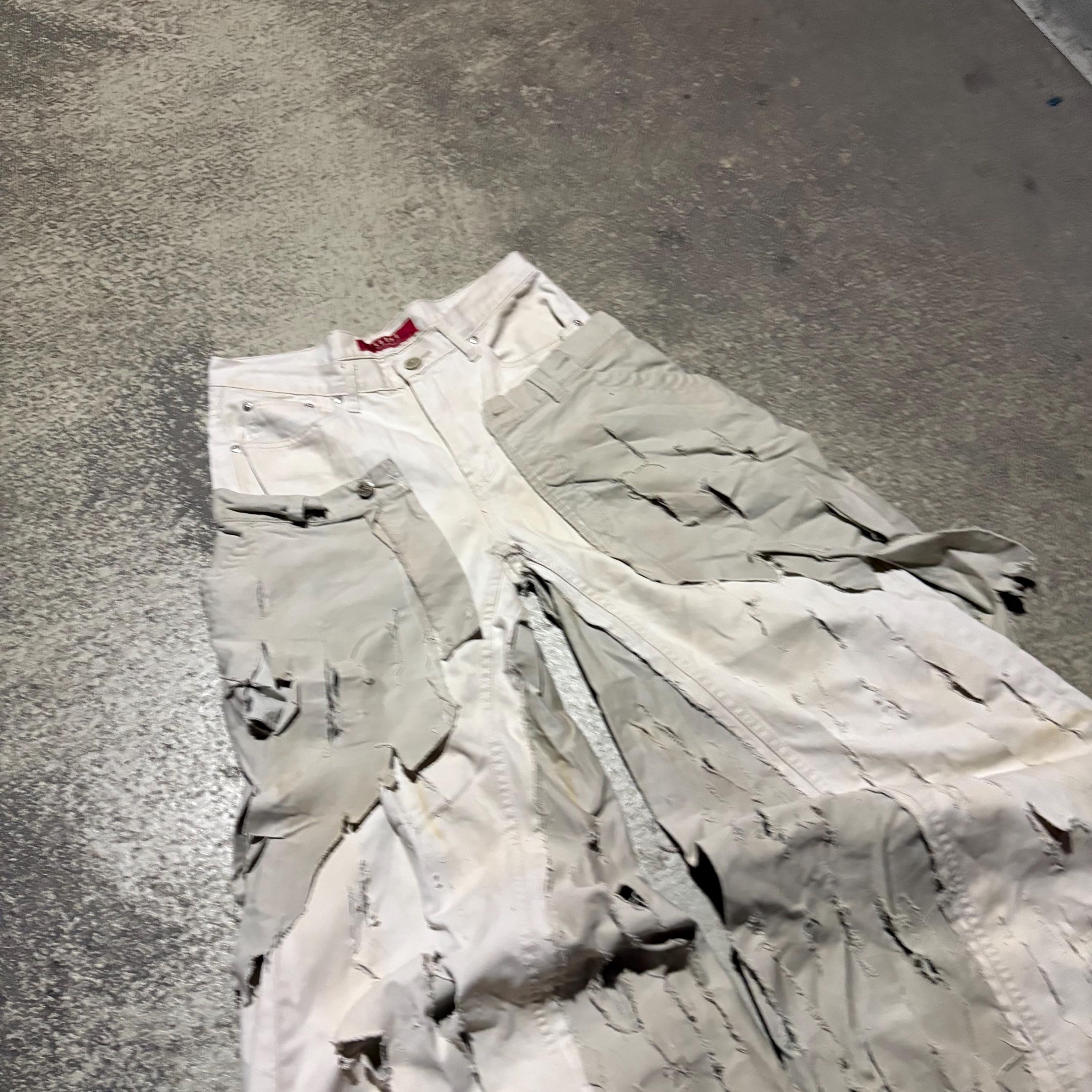 Białe, zniszczone, szerokie dżinsy: Y2K Goth Grunge Streetwear