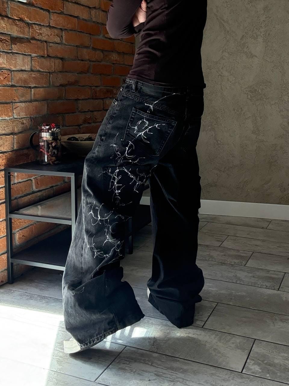 Ręcznie robione czarne, luźne jeansy: odzież uliczna w stylu gotyckim i punkowym Y2K