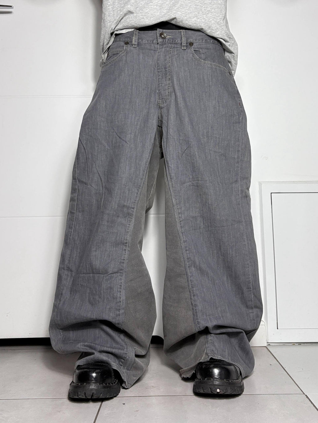 Ręcznie robione szare, luźne jeansy: odzież uliczna w stylu gotyckim i punkowym Y2K
