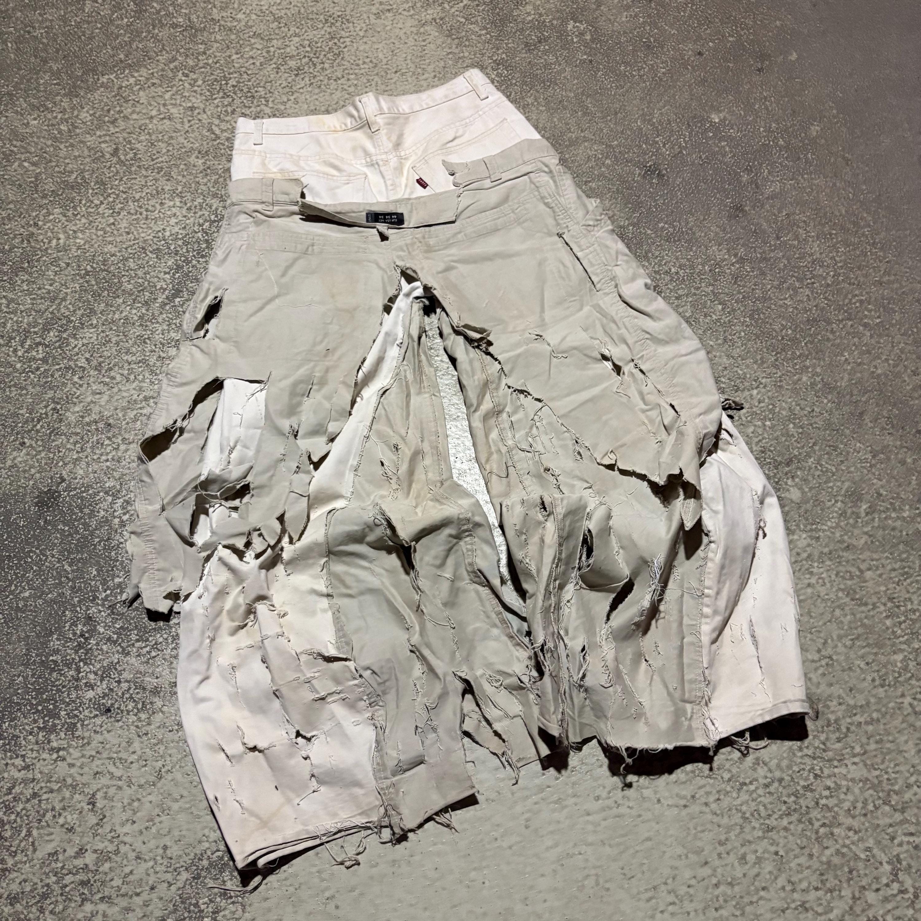 Zniszczone białe dżinsy z szerokimi nogawkami: gotycki, grunge'owy streetwear w stylu Y2K