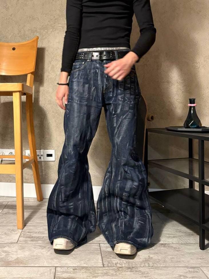 Spodnie z szerokimi nogawkami w kolorze ciemnoniebieskim, woskowane: ręcznie robiony denim w stylu grunge