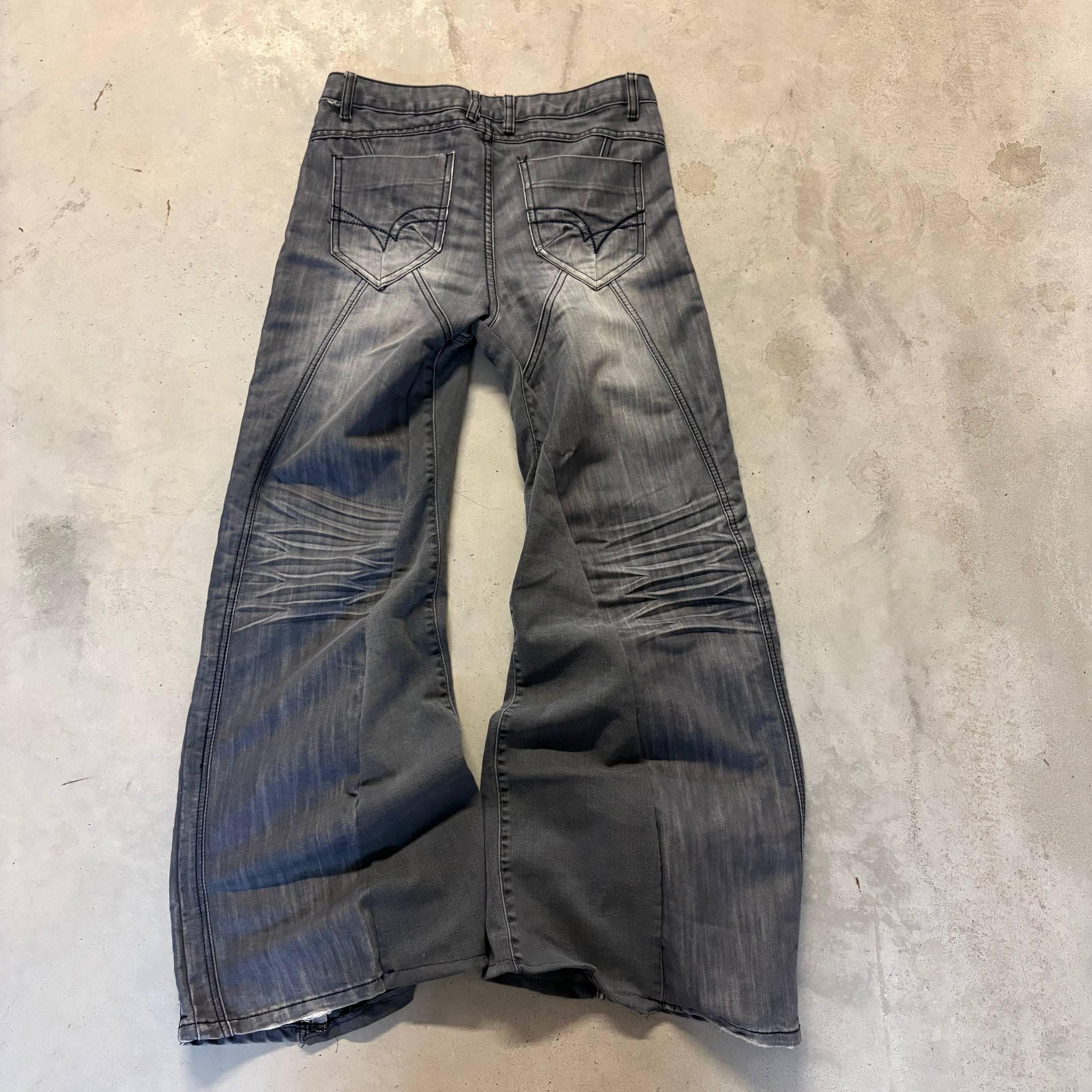 Jeansy z niskim stanem i wyblakłym szarym wykończeniem – ręcznie robione spodnie w stylu grunge z 2000 r.