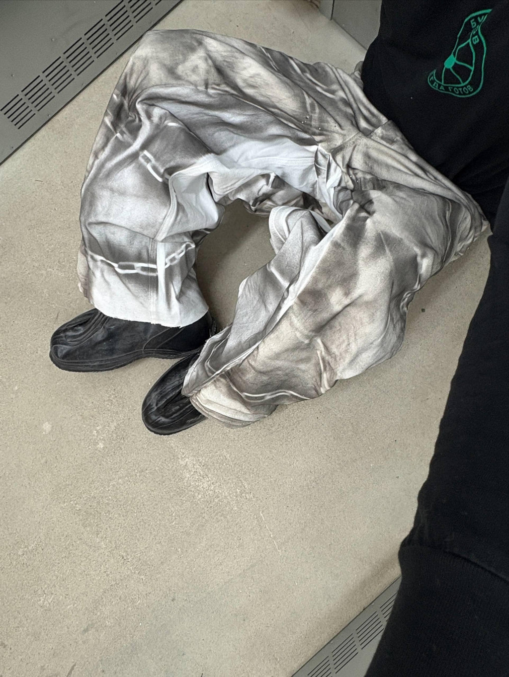 Białe, szerokie jeansy z nadrukiem: Y2K Goth Grunge Streetwear