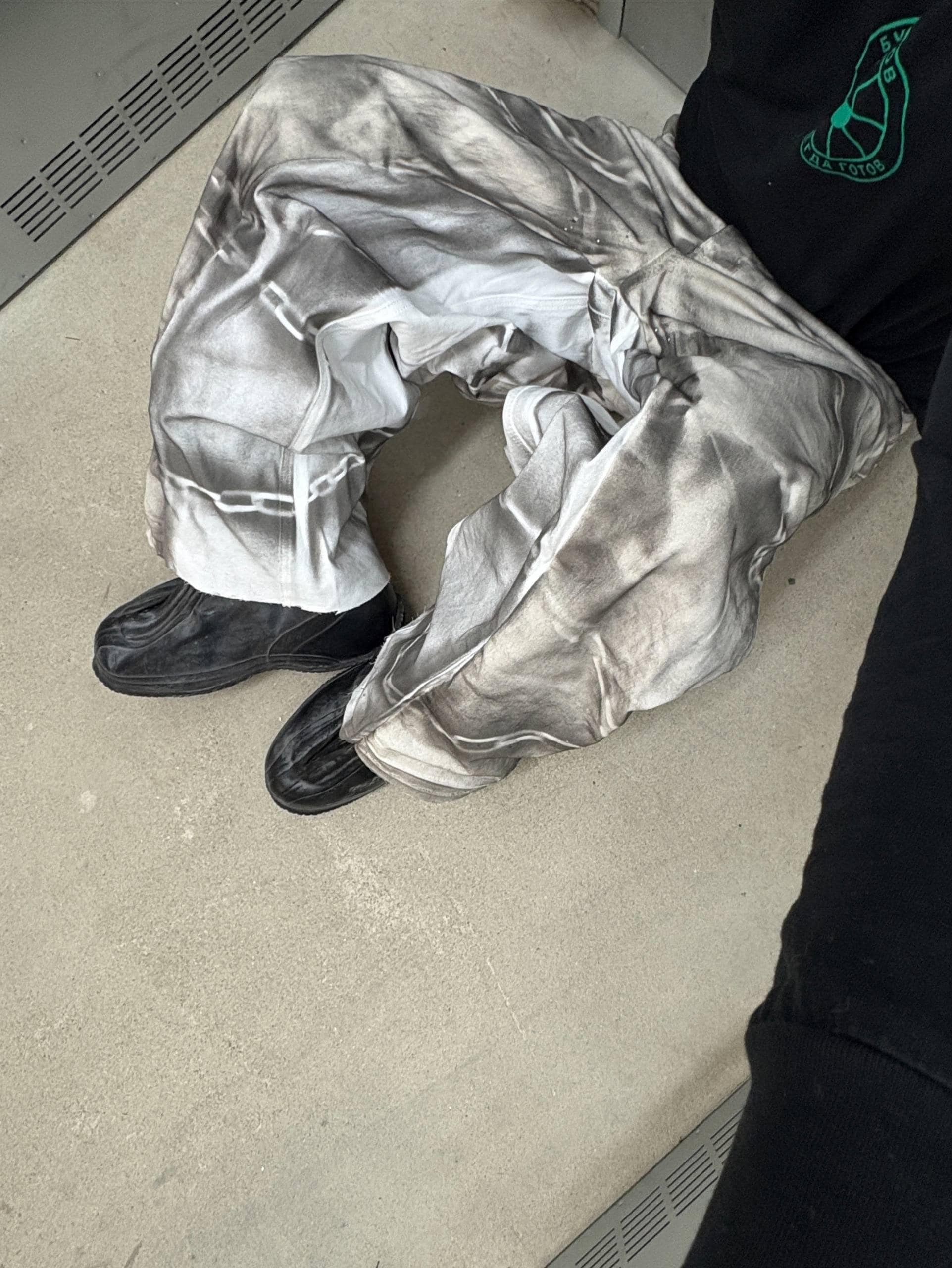 Białe, szerokie jeansy z nadrukiem: Y2K Goth Grunge Streetwear