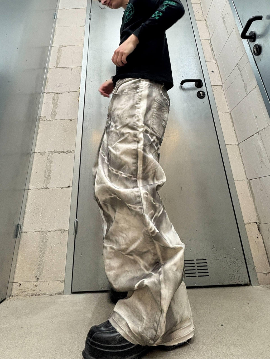 Białe, szerokie jeansy z nadrukiem: Y2K Goth Grunge Streetwear