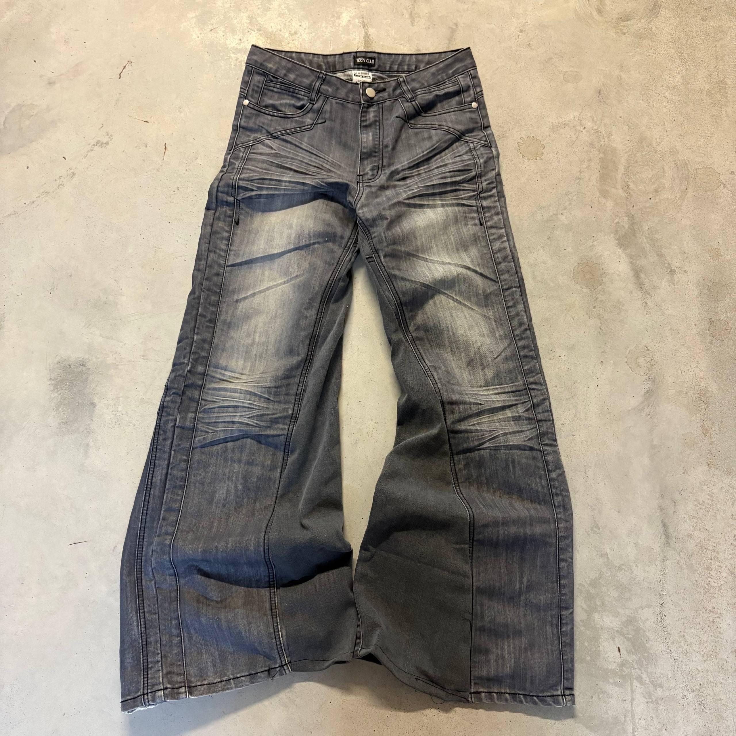 Jeansy z niskim stanem i wyblakłym szarym wykończeniem – ręcznie robione spodnie w stylu grunge z 2000 r.