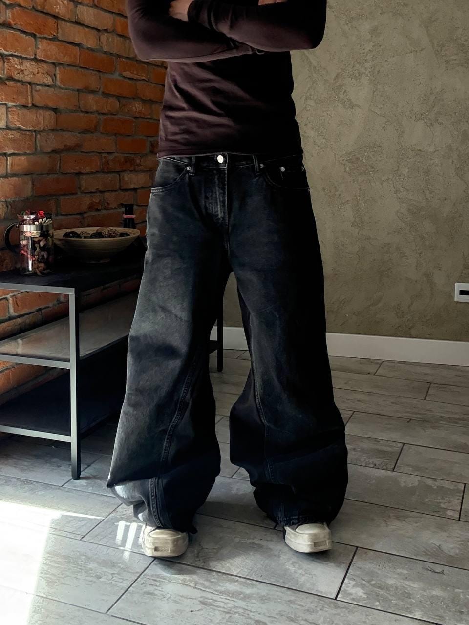 Ręcznie robione czarne, luźne jeansy: odzież uliczna w stylu gotyckim i punkowym Y2K