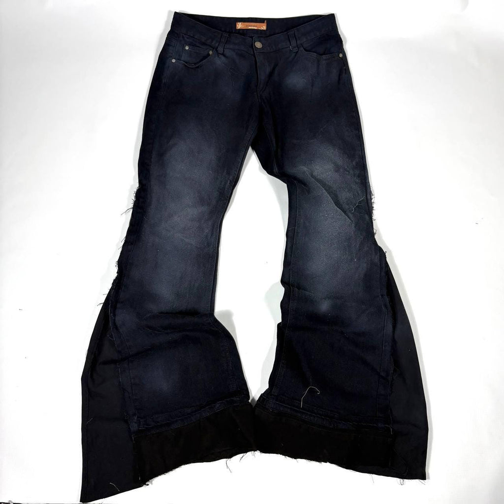 Ręcznie robione czarne rozszerzane jeansy – przetworzone spodnie gotyckie w stylu grunge z roku 2000